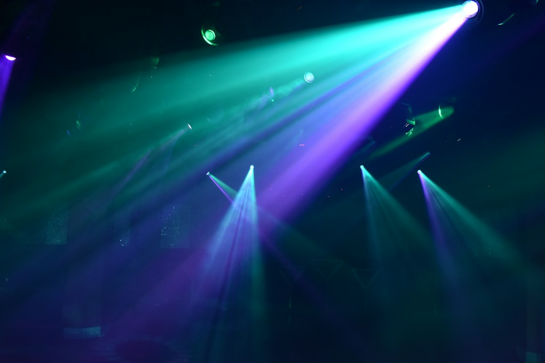Luces azules y rosas en un ambiente de música