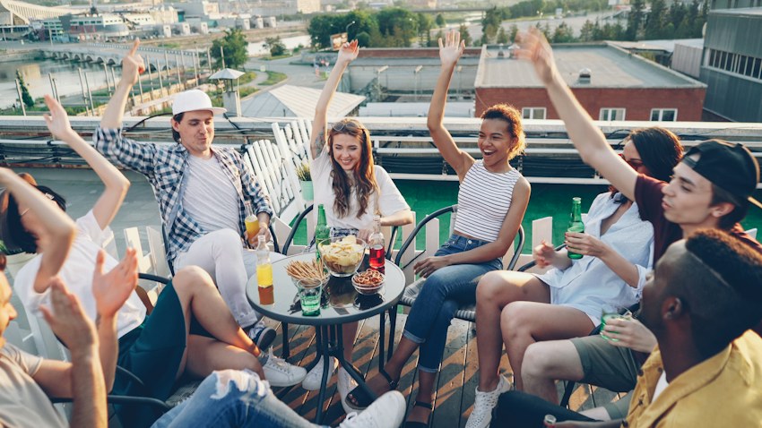 Amigos celebrando juntos en una terraza
