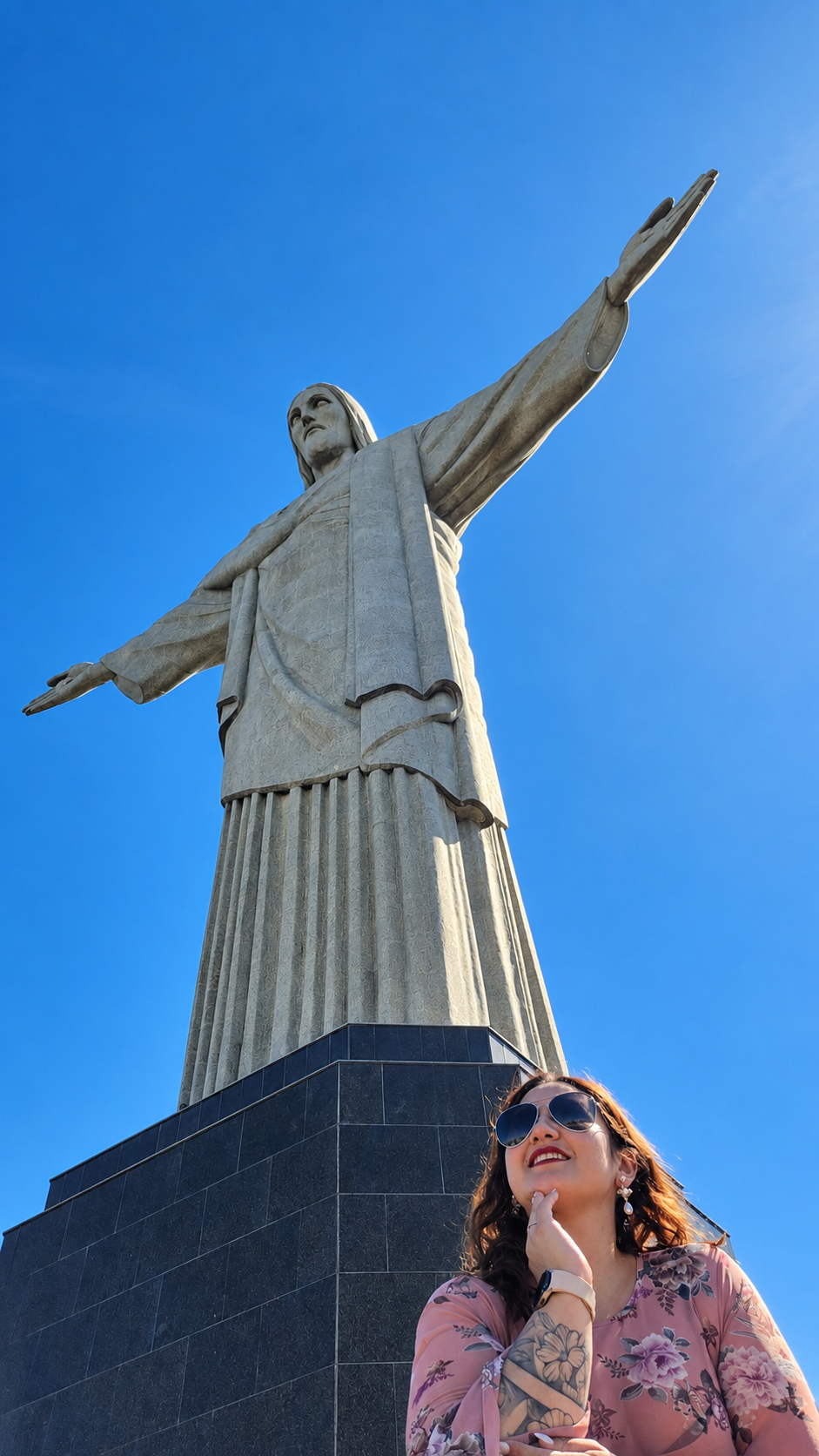 Deyna Palma junto al Cristo Redentor durante uno de sus viajes